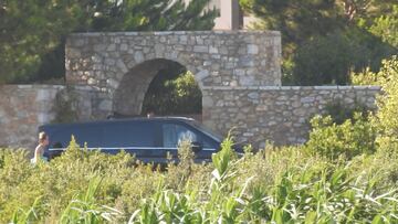 Cristiano Ronaldo's agent Jorge Mendes and the president of Juventus arrived by helicopter at the priate villa where Cristiano Ronaldo is staying. They met with the striker from 14:30 to 18:30. A tense meeting, in which Cristiano's security detail were hi