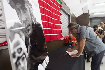 Homenaje en el pabellón municipal Ángel Nieto en Zamora. El alcalde  Francisco Guarido firma el libro de condolencias.