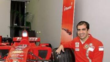 <b>UNA BUENA TEMPORADA. </b>Marc Gené posa con una réplica del Ferrari F2007 durante la presentación a la que acudió ayer en Madrid.