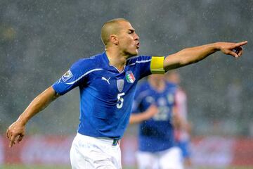 Su calidad es incuestionable, no por nada es el segundo defensa en la historia en ganar un Balón de Oro (2006), además de ser campeón del mundo.