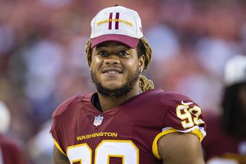 Novato del año en 2020 con 44 tacleadas, 7.5 sacks, 4 fumbles forzados y 4 pases defendidos.