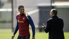 Ronald Araújo, con el vicepresidente deportivo, Rafa Yuste.