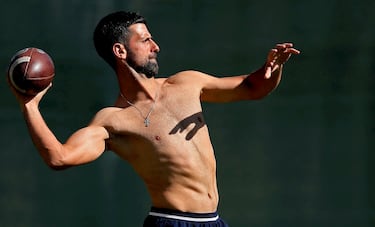 La versatilidad de Djokovic no parece tener fin. El serbio, que además de su idioma nativo habla inglés, francés e italiano y aprende español, se mueve como pez en el agua también con deportes que poco tienen que ver con el suyo como el golf, que practica asiduamente, o el fútbol americano, con el que se animó antes de un entreno en Indian Wells. 