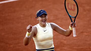 Mirra Andreeva celebra su triunfo contra Aryna Sabalenka en Roland Garros.