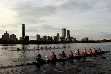 Los miembros del equipo femenino de Radcliffe se entrenan en el río Charles para preparar la regata Head of the Charles en Cambridge (Massachusetts, EE UU). El atardecer y el skyline de la ciudad de fondo convierten la imagen de las deportistas en una preciosa fotografía.