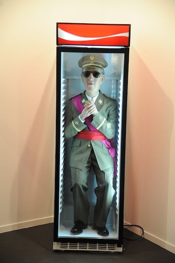La escultura del dictador espa?ol Franco, en una nevera de refrescos, en la Feria Internacional de Arte Contempor¨¢neo ARCO 2012.