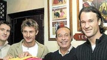 <b>REGALO ESPECIAL.</b> Todos los jugadores estamparon sus firmas en la prenda que Romero recibió como recuerdo