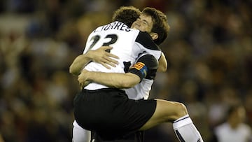 David Albelda y Curro Torres celebran un gol con el Valencia en 2006.