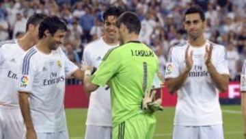 Casillas le pone el brazalete a Raúl.