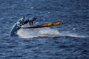 Un windsurfista compite durante la final de la Copa del Mundo de Windsurf PWA en Marignane, al sur de Francia. El fotógrafo ha captado el momento preciso en el que la vela está en paralelo con el mar. Es un deporte espectacular para los aficionados que deja imágenes preciosas como esta.