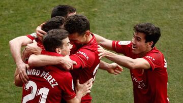 PAMPLONA, 24/01/2021.- El delantero croata del Osasuna Ante Budimir celebra el gol conseguido ante el Granada durante el partido disputado entre ambos equipos este mediodía en el Estadio de El Sadar correspondiente a la vigésima jornada de l