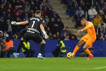 Joan Garca fue un muro ante Kylian Mbapp en el pasado Espanyol-Real Madrid (1-0).