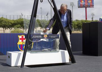 Antoni Poveda (alcade Sant Joan Despí) deposita un escrito en la cúpula del tiempo.