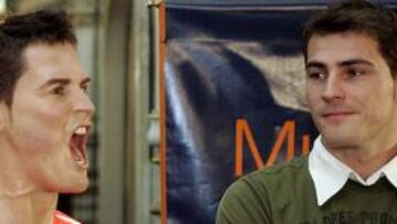 <b>SORPRENDIDO. </b>Casillas mira asombrado su figura de cera.