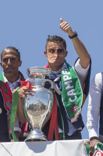 Cristiano Ronaldo saluda al público camino de la fiesta posterior a la recepción con el presidente portugués Marcelo Rebelo de Sousa.