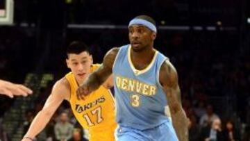Jeremy Lin persigue a Ty Lawson.