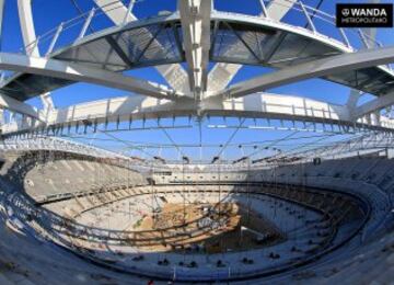 Imagen espectacular tomada desde la grada alta del fondo sur del Wanda Metropolitano, con el anillo de compresión en la parte superior. 