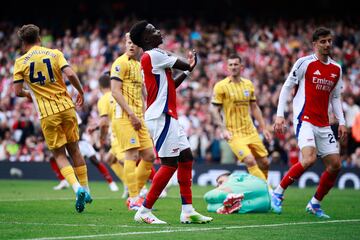 Bukayo Saka se perdió en la primera mitad una de las más claras para adelantar al conjunto londinense frente a los Seagulls.
(Photo by BENJAMIN CREMEL / AFP)