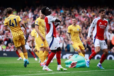 Bukayo Saka se perdió en la primera mitad una de las más claras para adelantar al conjunto londinense frente a los Seagulls. 

(Photo by BENJAMIN CREMEL / AFP) 