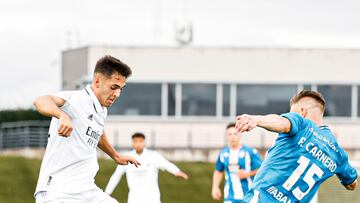 El castillista Álvaro Martín, autor del 1-0, encara al blanquiazul Carnero.