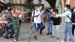 Los jugadores del Fuenlabrada ayer al salir del hotel de A Coru&ntilde;a donde han pasado la cuarentena. 