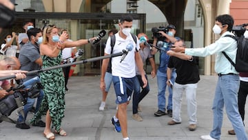 Los jugadores del Fuenlabrada ayer al salir del hotel de A Coru&ntilde;a donde han pasado la cuarentena. 