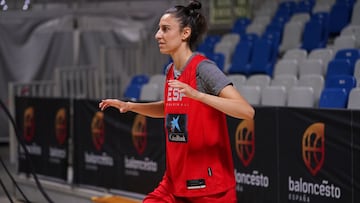 Alba Torrens, alero de la Selecci&oacute;n, durante el entrenamiento de M&aacute;laga.