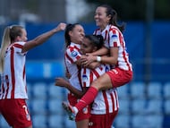 Gabriela García celebra con sus compañeras.