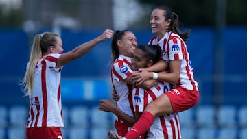 SAN ADRIÁN DEL BESÓS (BARCELONA), 31/08/2025.- Gabriela García (2d), del Atlético de Madrid, celebra con sus compañeras el gol marcado ante el RCD Espanyol, durante el partido de Liga F disputado este domingo en Ciudad Deportiva Dani Jarque, en la localidad barcelonesa de San Adrián del Besós. EFE/Enric Fontcuberta