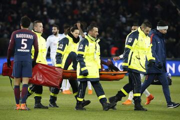 Neymar se fue en camilla con el tobillo lesionado a falta de un cuarto de hora pra el final del partido.