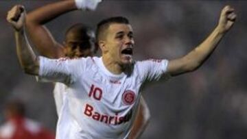 D'Alessandro celebra un tanto en el Internacional de Porto Alegre.