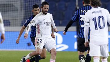 Isco y Modric, en una acci&oacute;n contra la Atalanta.