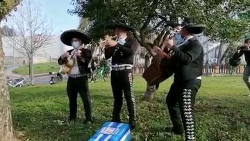 Mariachis del Celta B y un ataúd para recibir al Deportivo antes del derbi gallego