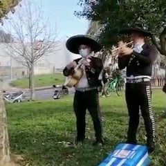 Mariachis del Celta B y un ataúd para recibir al Deportivo antes del derbi gallego