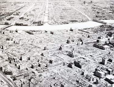Tokio fue uno de los escenarios más devastados por los bombardeos estadounidenses en la Segunda Guerra Mundial. En la noche del 9 al 10 de marzo de 1945, más de 300 bombarderos B-29 lanzaron miles de toneladas de bombas incendiarias que convirtieron la ciudad en un infierno. Las construcciones tradicionales, hechas de madera y papel, ardieron rápidamente, provocando la muerte de unas 100.000 personas y dejando a más de un millón sin hogar. El ataque destruyó más de 40 kilómetros cuadrados y superó en víctimas incluso a los bombardeos atómicos posteriores. A pesar de la destrucción, Tokio logró reconstruirse con rapidez tras la rendición japonesa, convirtiéndose en una metrópolis moderna y vibrante, símbolo de resiliencia y renacimiento.