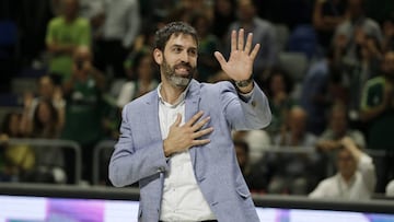 El ex jugador de baloncesto Berni Rodríguez, saluda al público durante un partido