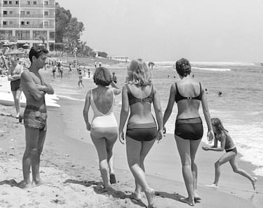 Turistas en la playa de Torremolinos, Málaga.