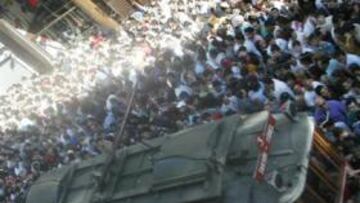 <b>MULTITUDINARIO. </b>Miles de hinchas turcos se agolparon a la entrada del centro comercial que iba a inaugurar Cristiano para tratar de verle de cerca.