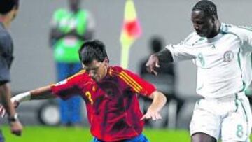<b>EN EL ESTADIO DE SEÚL. </b>Akinsola pelea por el balón con el jugador español Alberto Morgado.