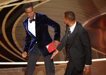 Momento en el que Will Smith sube al escenario y abofetea a Chris Rock.