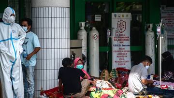 People wait for admission outside the emergency ward of a hospital tending to Covid-19 coronavirus patients in Surabaya on July 11, 2021, as Indonesia faces its most serious outbreak driven by the highly infectious Delta variant. (Photo by Juni Kriswanto / AFP)