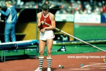 A los 16 a?os ya era capaz de superar los cinco metros de altura, y con 19 lograba pasar por encima de 5,72. Con una marca de 5,70 metros da la sorpresa al ganar el Mundial de Helsinki en 1983. Su primer campeonato del mundo.