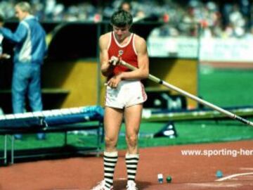 A los 16 años ya era capaz de superar los cinco metros de altura, y con 19 lograba pasar por encima de 5,72. Con una marca de 5,70 metros da la sorpresa al ganar el Mundial de Helsinki en 1983. Su primer campeonato del mundo.