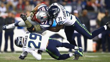 FOXBORO, MA - NOVEMBER 13: Rob Gronkowski #87 of the New England Patriots is tackled after making a catch by Earl Thomas #29 and Kam Chancellor #31 of the Seattle Seahawks during the second quarter of a game at Gillette Stadium on November 13, 2016 in Foxboro, Massachusetts. Adam Glanzman/Getty Images/AFP
== FOR NEWSPAPERS, INTERNET, TELCOS & TELEVISION USE ONLY ==