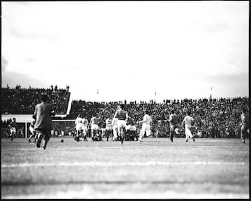 El 10 de agosto de 1938 se inauguró el Estadio Nemesio Camacho El Campín. Así se veía el estadio en la época del Dorado.