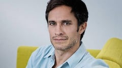 Polémica en la familia de Gael García Bernal: los selfies junto al cadáver del padre del actor