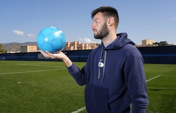 Roko Baturina posa para As en el Anexo de La Rosaleda.