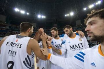 Los jugadores del Real Madrid tras vencer al Bilbao Basket por 100-61, en la primera semifinal de la Supercopa de baloncesto.