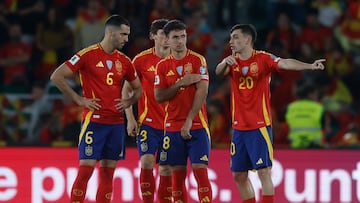 Pedri, en conversación con Merino y Zubimendi.