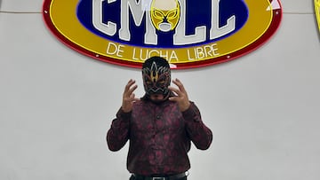 Hechicero posa bajo el Logo del CMLL.